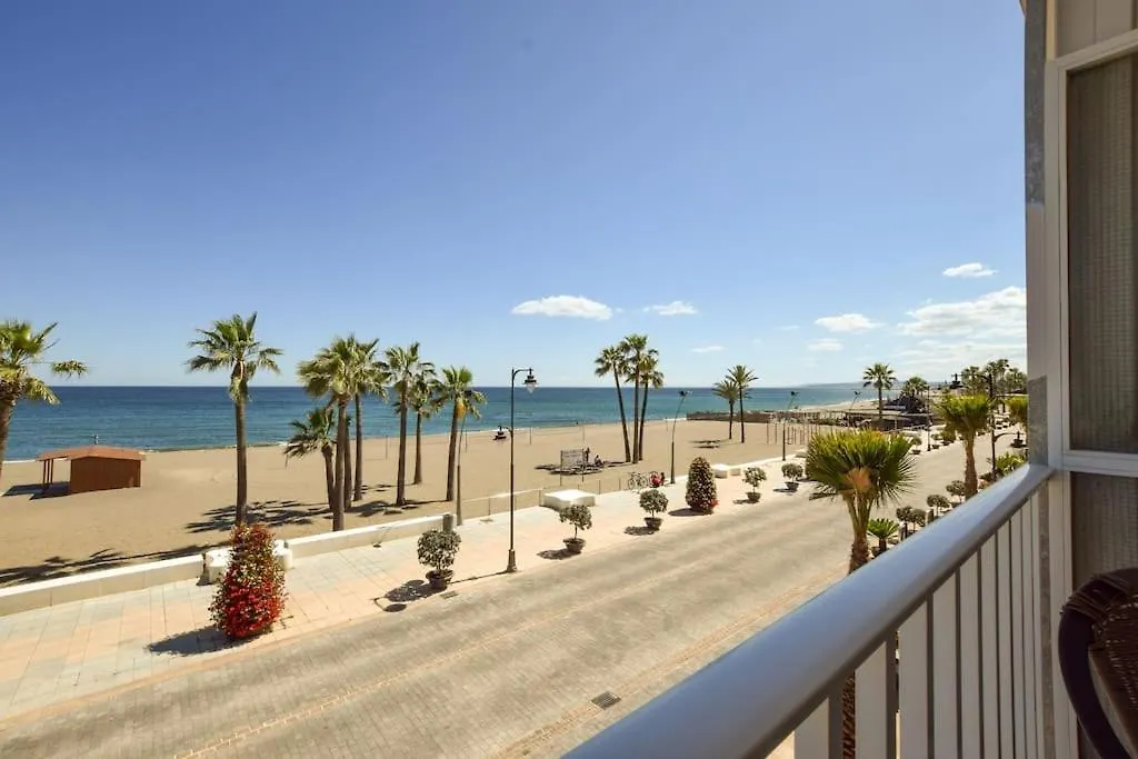 Primera Linea Con Vistas Al Mar Y Garaje Estepona